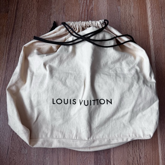 Louis Vuitton Mahina Cirrus PM Hobo Black Leather Gold Hardware AR0161 Authentic - Picture 15 of 17